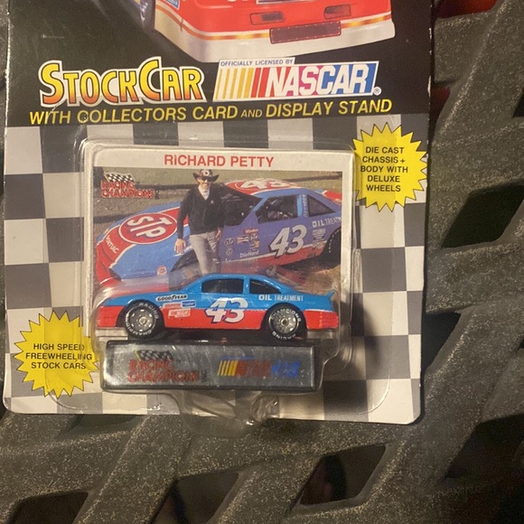 NEW, NRFB 1991 Richard Petty Mini Die Cast Car, Collector Card & Display Stand - Picture 2 of 5